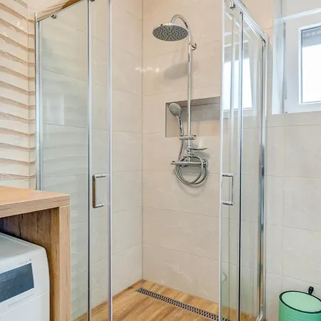 Deluxe Suite, 3 Bedrooms, 2 Bathrooms, Parking 特罗吉尔