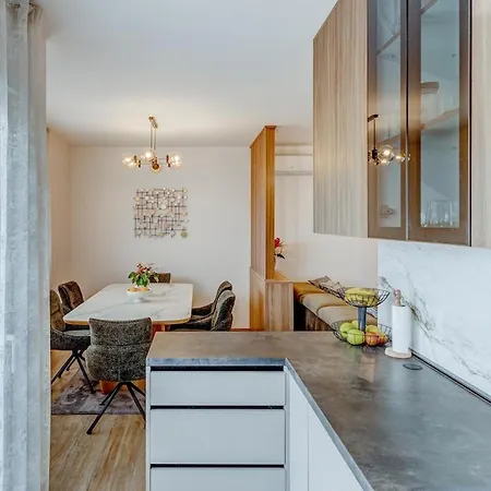 Deluxe Suite, 3 Bedrooms, 2 Bathrooms, Parking * 特罗吉尔