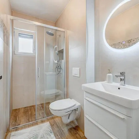 Deluxe Suite, 3 Bedrooms, 2 Bathrooms, Parking * 特罗吉尔