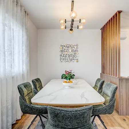 Deluxe Suite, 3 Bedrooms, 2 Bathrooms, Parking 公寓 特罗吉尔